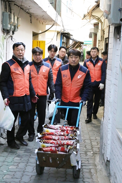 사랑의 쌀이 담긴 수레를 운반하는 홍원의 대표이사 사진